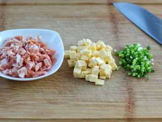 3、芝士培根鸡蛋卷,培根和芝士片切小丁，小葱切碎