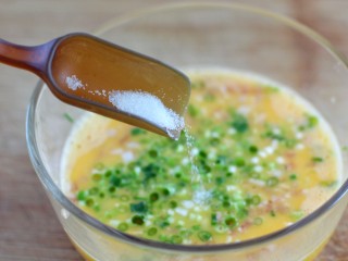 5、芝士培根鸡蛋卷,加少许盐搅拌均匀