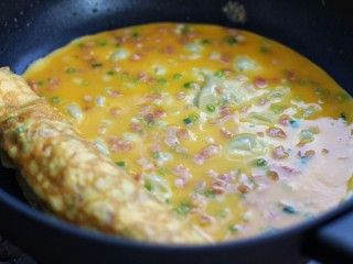 9、芝士培根鸡蛋卷,再倒入1/3的蛋液