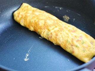 11、芝士培根鸡蛋卷,把蛋卷再慢慢的再卷回来