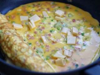 10、芝士培根鸡蛋卷,定型后继续撒上芝士