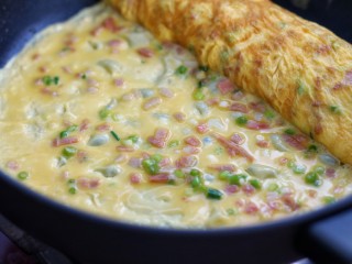 12、芝士培根鸡蛋卷,最后倒入剩下的蛋液