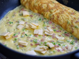 13、芝士培根鸡蛋卷,定型后放入芝士