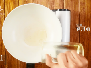 2、剩饭的逆袭!汁香肉满的红烧牛肉炒饭, 热锅倒油