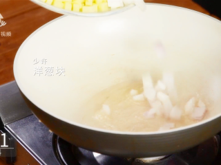 3、剩饭的逆袭!汁香肉满的红烧牛肉炒饭,下少许洋葱块煸香