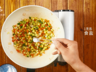 7、剩饭的逆袭!汁香肉满的红烧牛肉炒饭, 1茶匙食盐翻炒调味