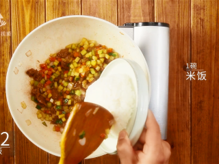 9、剩饭的逆袭!汁香肉满的红烧牛肉炒饭, 1碗米饭进行翻炒