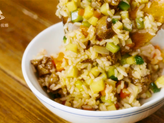 11、剩饭的逆袭!汁香肉满的红烧牛肉炒饭,翻炒均匀即可盛盘