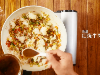 10、剩饭的逆袭!汁香肉满的红烧牛肉炒饭,淋适量红烧牛肉汁