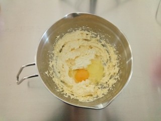 2、苹果蛋糕,加入鸡蛋，鸡蛋要一个一个的加，每次加入打均匀后在加下一个。