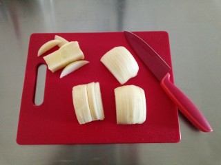 7、苹果蛋糕,苹果去皮切小片。