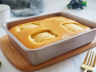 10、苹果蛋糕,出炉冷却后脱膜。