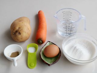 1、土豆丝鸡蛋饼,准备好所需食材