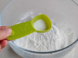 2、土豆丝鸡蛋饼,面粉里加入1小勺盐