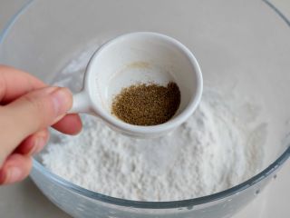 3、土豆丝鸡蛋饼,加入2/1小勺孜然粉