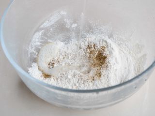 4、土豆丝鸡蛋饼,倒入30ML清水