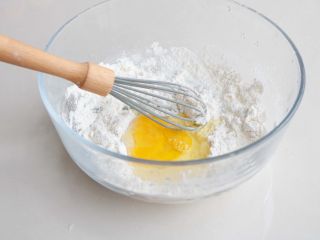 5、土豆丝鸡蛋饼,打入鸡蛋