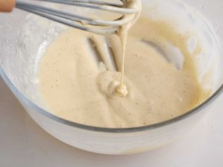 6、土豆丝鸡蛋饼,搅打成稍浓稠的蛋糊