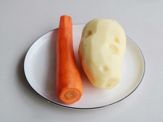 7、土豆丝鸡蛋饼,胡萝卜、土豆去皮