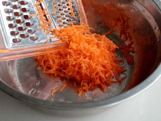 8、土豆丝鸡蛋饼,胡萝卜用擦丝工具擦成丝