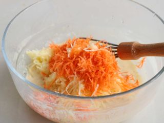 9、土豆丝鸡蛋饼,胡萝卜丝、土豆丝放入鸡蛋糊碗里