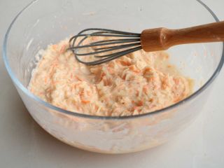 10、土豆丝鸡蛋饼,拌均匀