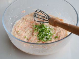 11、土豆丝鸡蛋饼,也可以加入适量的小葱碎