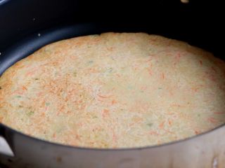 14、土豆丝鸡蛋饼,翻面后,再闷几分钟即可