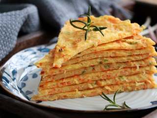 15、土豆丝鸡蛋饼,切块可以吃了;