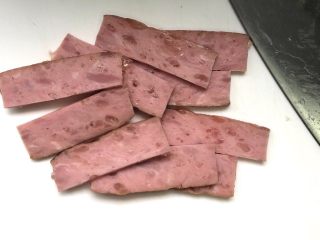 7、KFC握的大饭团,家里没培根了，我临时买的无淀粉火腿肠。切片，平底锅煎香