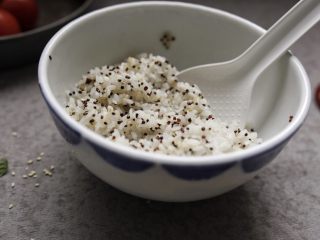 14、KFC握的大饭团,准备好食材以后，米饭已经煮熟。盛出打散稍晾凉