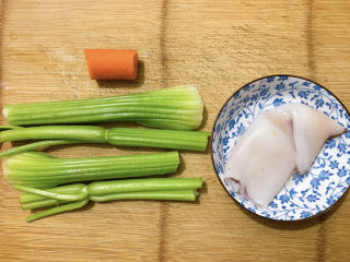 1、西芹炒鱿鱼,主要食材如图所示,几叶西芹,一段胡萝卜,一只鱿鱼(暂时弃用鱿鱼须)