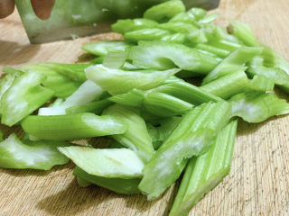 2、西芹炒鱿鱼,将西芹洗净并斜切成块