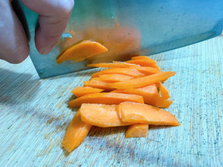 3、西芹炒鱿鱼,胡萝卜切片备用