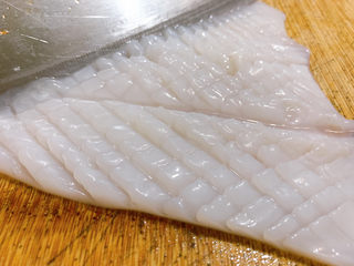 5、西芹炒鱿鱼,反转方向,同理斜切,形成十字花刀之后