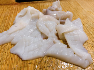 6、西芹炒鱿鱼,再分切成小块~