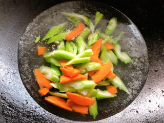 8、西芹炒鱿鱼,汆烫的目的,为了加快成熟,减少炒的时间。