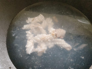 9、西芹炒鱿鱼,然后鱿鱼花也入锅汆烫,一下锅变卷曲即可出锅。