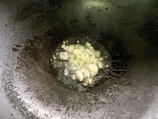 10、西芹炒鱿鱼,热油锅,加入蒜丁爆香。