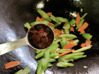 12、西芹炒鱿鱼,加一勺黄豆酱。因为黄豆酱有咸度了,所以其他的调味料就都没放了~