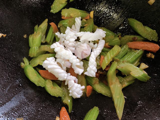 13、西芹炒鱿鱼,加入鱿鱼花翻炒~炒均匀即可出锅