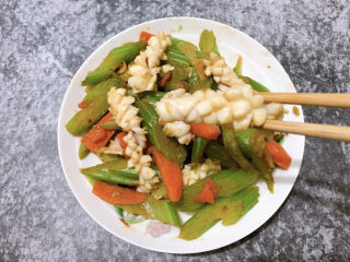 15、西芹炒鱿鱼,是不是造型很棒呢~