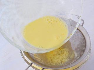 5、奶香布丁,过筛一下