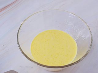 6、奶香布丁,过筛好的布丁液