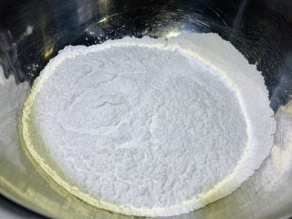 2、红糖麻糍,取150克糯米粉倒进稍大的盆里，因为等会要揉，大点盆，比较好揉；