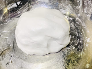 5、红糖麻糍,把加湿的糯米粉，揉成团，比较好捏就可以了；