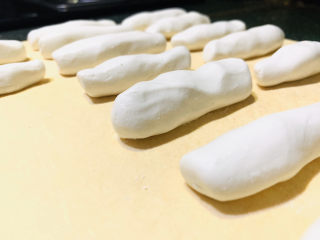 6、红糖麻糍,从揉好的糯米团上取一小团，搓成小长条；