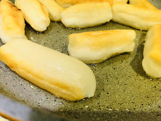 9、红糖麻糍,转中小火，慢煎，稍微翻动，一面微黄，翻另一面煎，注意不要粘一起；