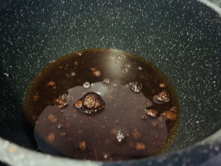 12、红糖麻糍,加入适量清水；