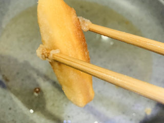 15、红糖麻糍,糯米长条整根金黄就可以夹起来了；